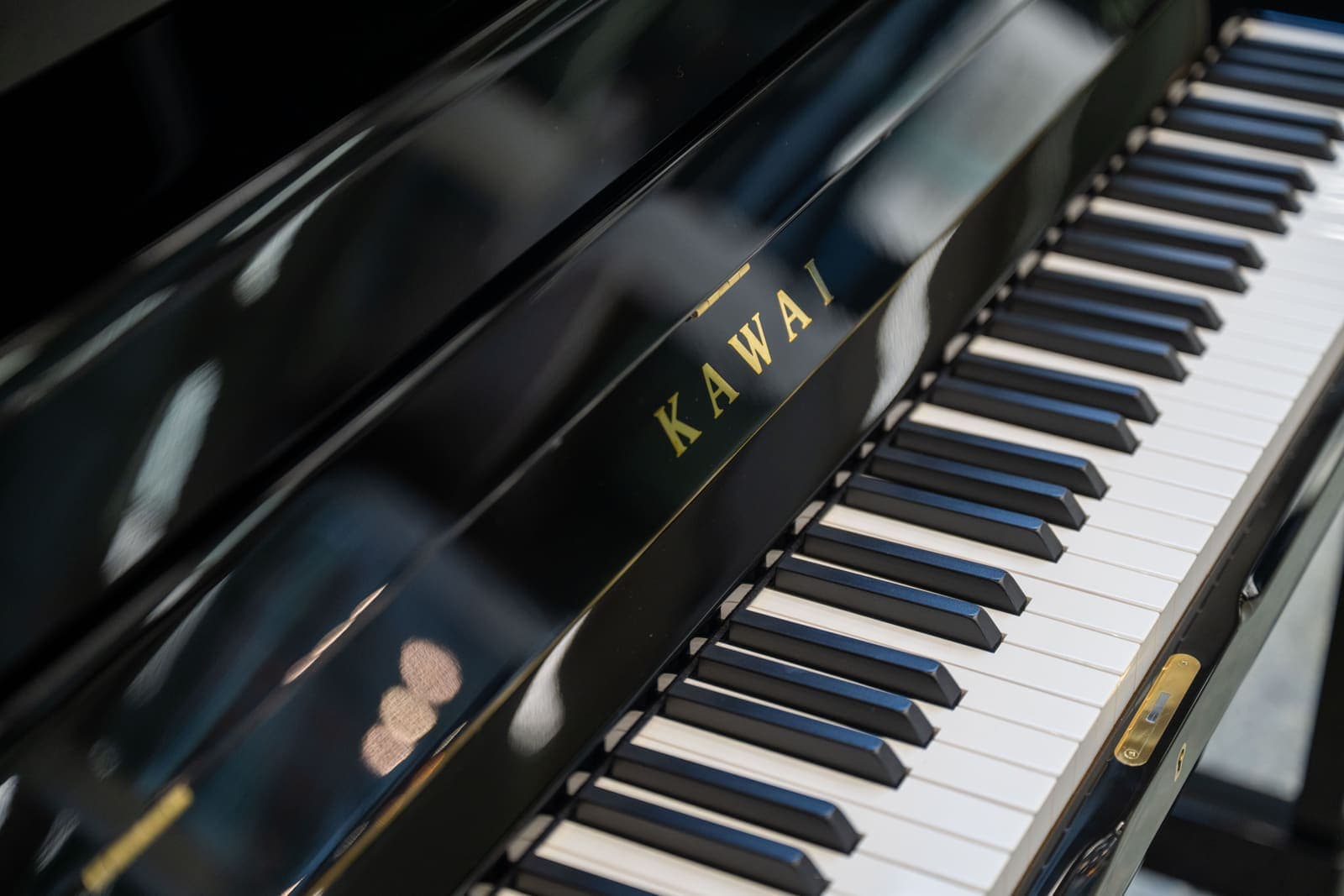 Photo of St Pancras Piano — Kawai K-500 at Pancras Road, King's Cross, London Borough of Camden, Greater London, England, NW1 2QL, United Kingdom. A Kawai K-500 public piano in…