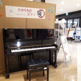 Photo of アピア3 ストリートピアノ at 兵庫県宝塚市逆瀬川1丁目13-1. Second floor near the escalator; anyone may play 10:00–18:00; closed on…