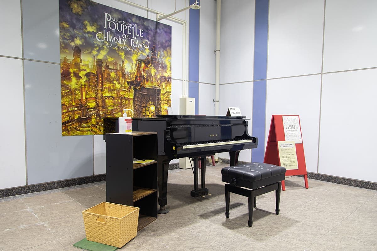 Photo of Kobe Street Piano — Shin-Nagata Station at Inside gates, Shin-Nagata Station, Matsunodori 1-chome, Nagata-ku, Kobe, Hyogo 653-0841, Japan. A public piano inside the fare…