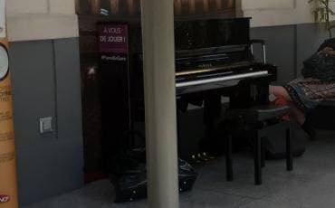 Photo of Station Piano — Vichy at Le 7, 1, Place de la Gare, Vichy, Allier, Auvergne-Rhône-Alpes, France métropolitaine, 03200, France. A free-access piano in the inside the…