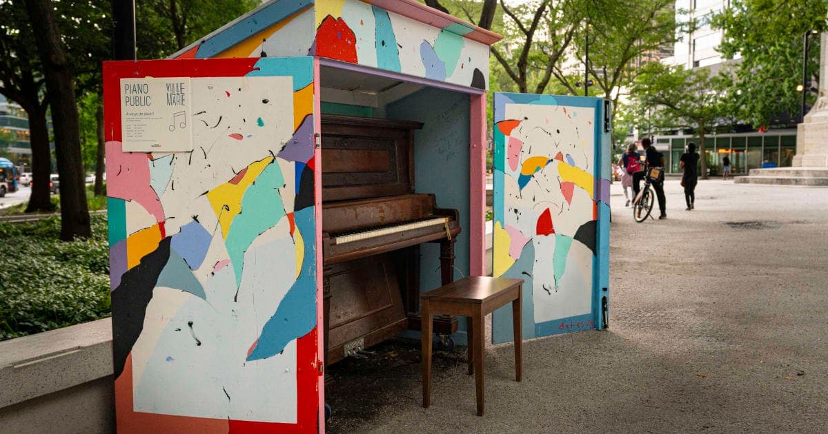 Photo of Square Cabot public piano at 2330 rue Sainte-Catherine O, Montréal QC H3H 1N2. Variable daily hours subject to weather/events, 2026-06-01 through 2026-08-23.