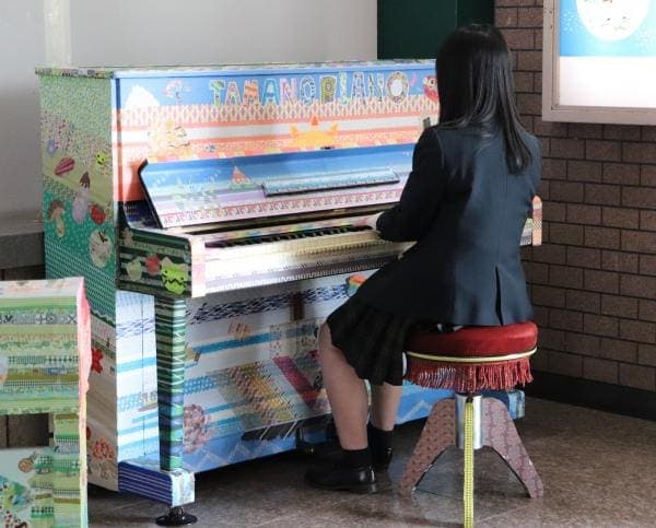 Photo of Tamano Piano at 築港四丁目, 玉野市, 岡山県, 706-0002, 日本. A permanent, freely playable public piano at Uno Station in Tamano. During Uno…