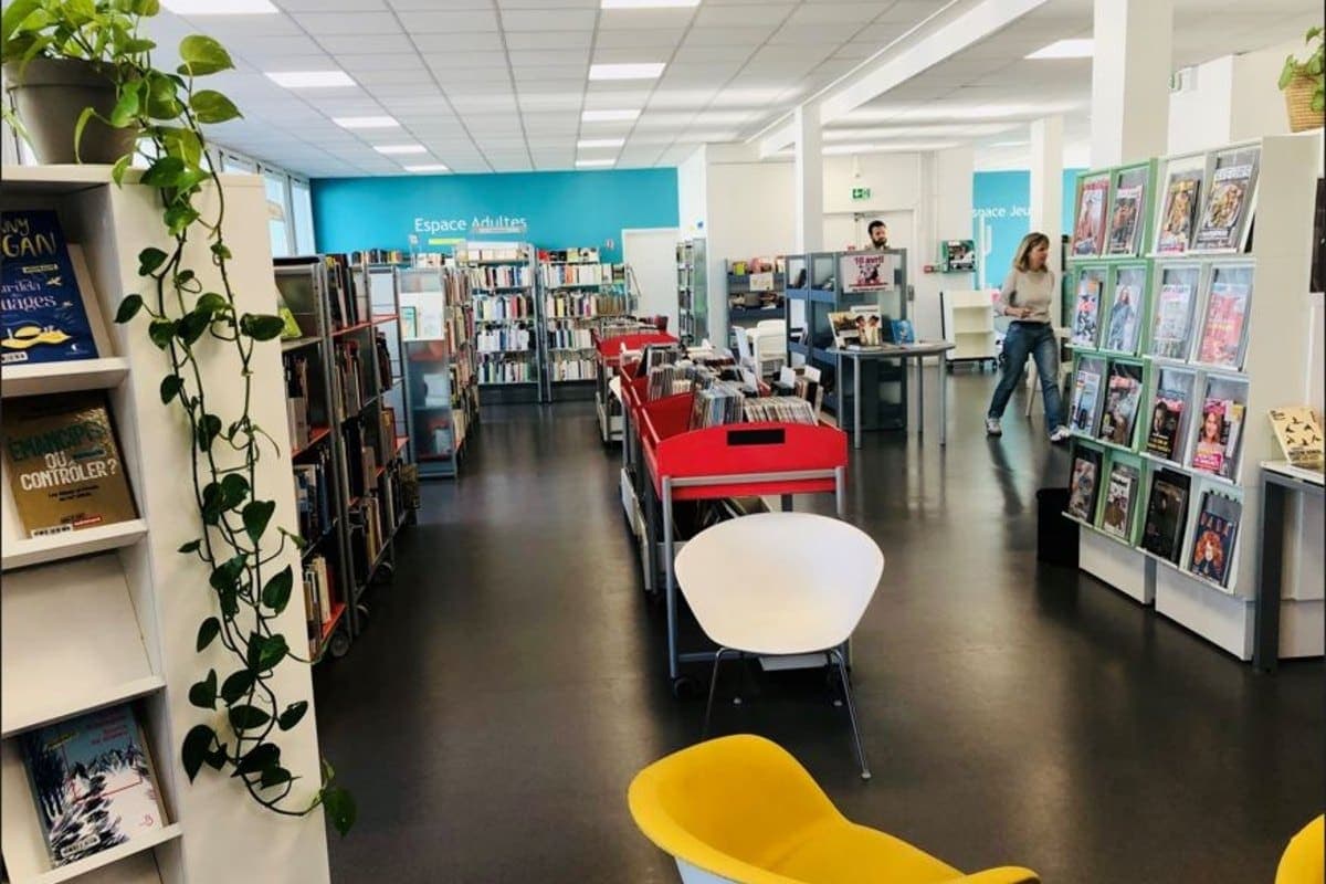 Photo of Claire Bretécher Library free-access piano at Bibliothèque Claire Bretécher, 11 rue de Lancry, 75010 Paris, France. A free-access piano in the rock-music collection on…