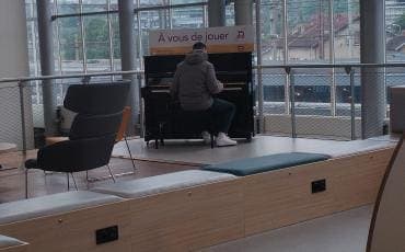 Photo of Station Piano — Chambéry – Challes-les-Eaux at 73000, Chambéry, Savoie, Auvergne-Rhône-Alpes, France métropolitaine, France. A free-access piano in the mezzanine family…