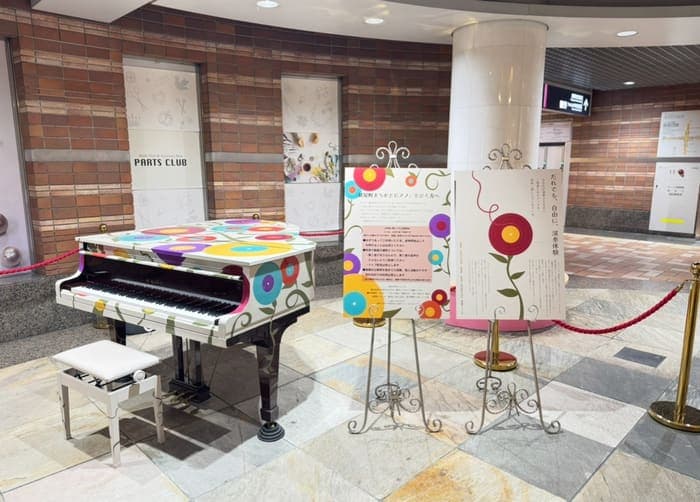 Photo of Kamiyacho Machikado Piano at 基町, 中区, 広島市, 広島県, 730-0011, 日本. A permanent public grand piano at East-Central Plaza in the Kamiyacho Shareo…