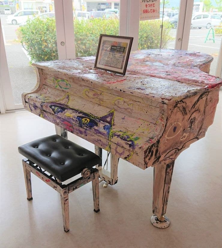 Photo of HEIKICHI Piano at Amanogawa Plaza, Aeon Ogori Shopping Center, 110 Oho Yumba, Ogori, Fukuoka 838-0115, Japan. A cat-themed public grand piano in Amanogawa Plaza at Aeon…