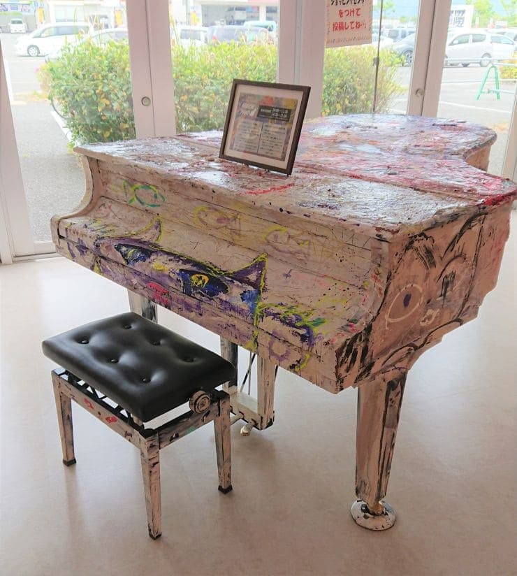 Photo of HEIKICHI Piano at Amanogawa Plaza, Aeon Ogori Shopping Center, 110 Oho Yumba, Ogori, Fukuoka 838-0115, Japan. A cat-themed public grand piano in Amanogawa Plaza at Aeon…