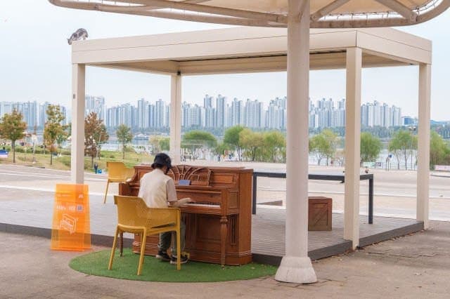 Photo of Piano Seoul — Ttukseom Hangang Park at 강변북로, 자양2동, 광진구, 서울특별시, 05110, 대한민국. A free outdoor Piano Seoul instrument near Jayang Station in Ttukseom Hangang…