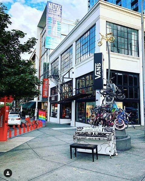 Photo of Portland, Oregon at Animals in Pools, Southwest Yamhill Street, Downtown, Portland, Multnomah County, Oregon, 97204, United States