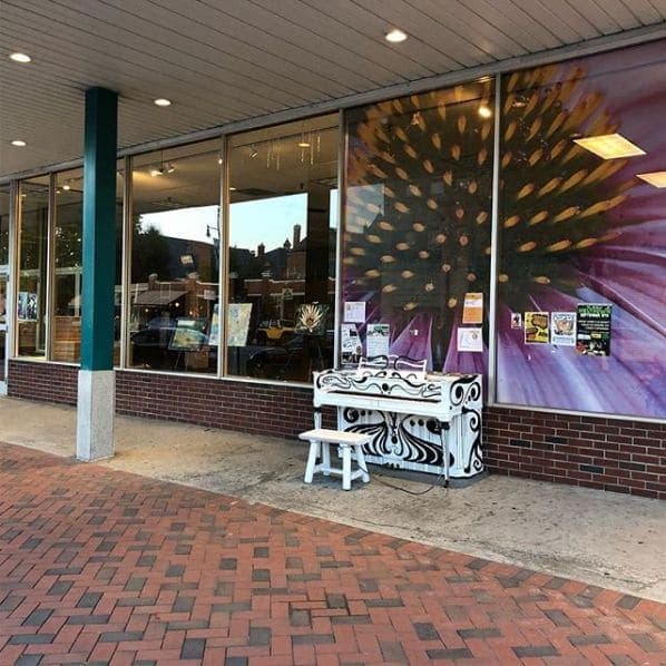 Photo of Nashua, New Hampshire at Slade's, 4, West Hollis Street, Ward 4, Nashua, Hillsborough County, New Hampshire, 03060, United States
