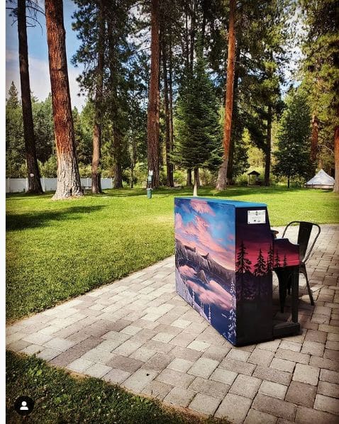 Public piano in Klamath County, Oregon, United States