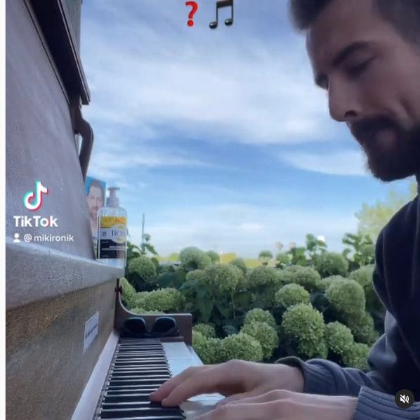 Public piano in Longueuil (agglomeration), Quebec, Canada