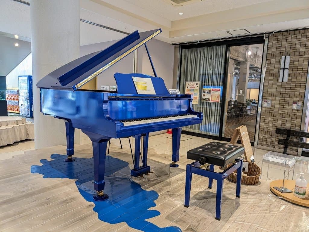 Photo of えきまちテラス長浜 at うどん忠助, (駅前南通り), Kitafunacho, Nagahama, Shiga Prefecture, 5260059, Japan. A public street piano on the first floor of Ekimachi Terrace Nagahama.