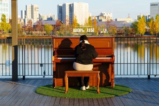 Photo of Piano Seoul — Marronnier Park at 대학로, 효제동, 종로5·6가동, 종로구, 서울특별시, 03122, 대한민국. A free outdoor Piano Seoul instrument at the Marronnier Park stage. Always…