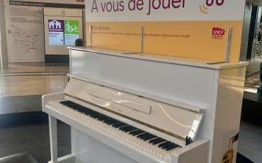 Photo of Station Piano — Dijon at Cour de la Gare Pierre Semard, Faubourg Raines, La Gare, Dijon, Côte-d'Or, Bourgogne-Franche-Comté, France métropolitaine, 21000, France. A…