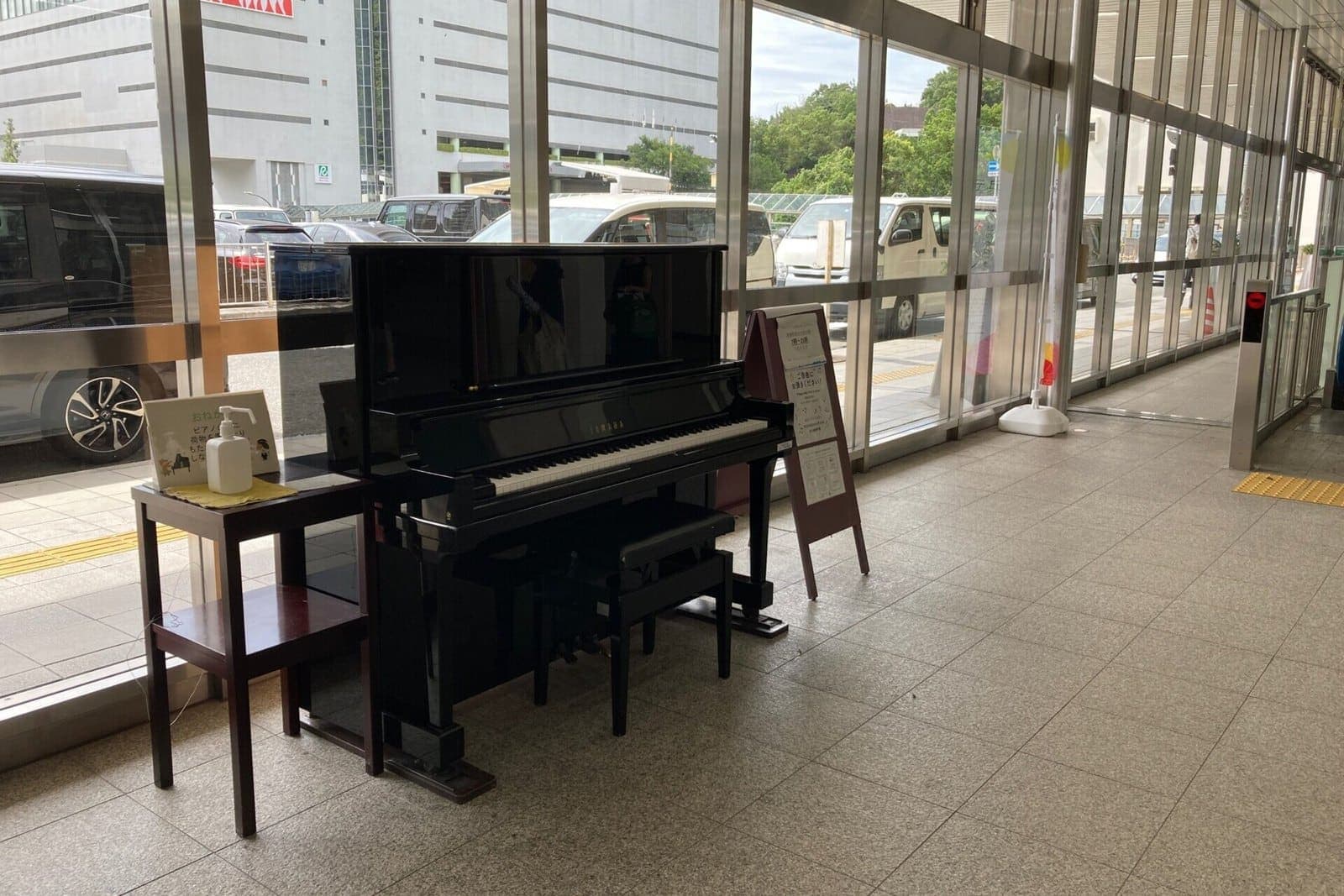 Photo of 新神戸駅 at Kanocho 1-chome, Chuo Ward, Kobe, Hyogo Prefecture, 651-0056, Japan. Outside the ticket gates near the Shinkansen entrance at JR Shin-Kobe Station.…
