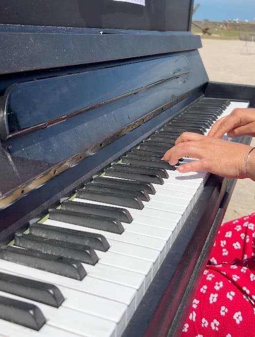 Photo of Street Piano sur une place de Saint-Malo (éphémère - summer only !) at Place des Frères Lamennais, Intra-Muros, Saint-Malo, Ille-et-Vilaine, Bretagne, France…