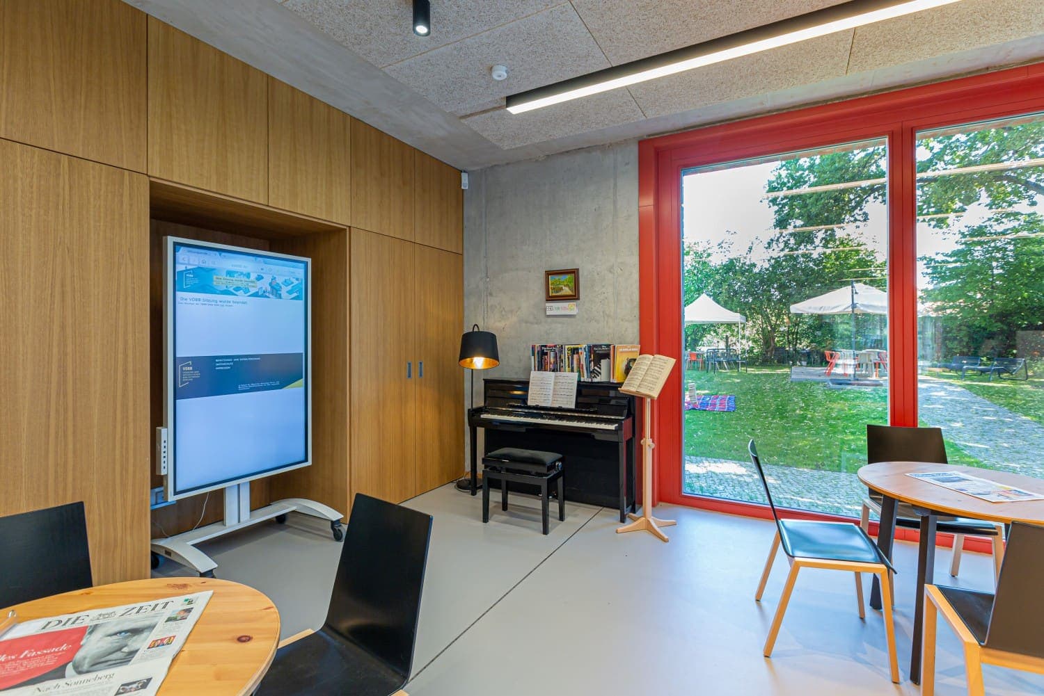 Photo of Gertrud-Haß Library e-piano at Alt-Rudow 45, 12357 Berlin. Playable in the library with headphones during branch hours.