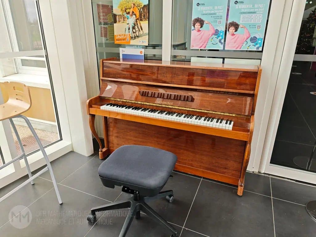 Photo of UFR MIM free-access piano at UFR MIM, 3 rue Augustin Fresnel, 57070 Metz, France. An upright piano in the UFR MIM lobby, available to students, staff, and…