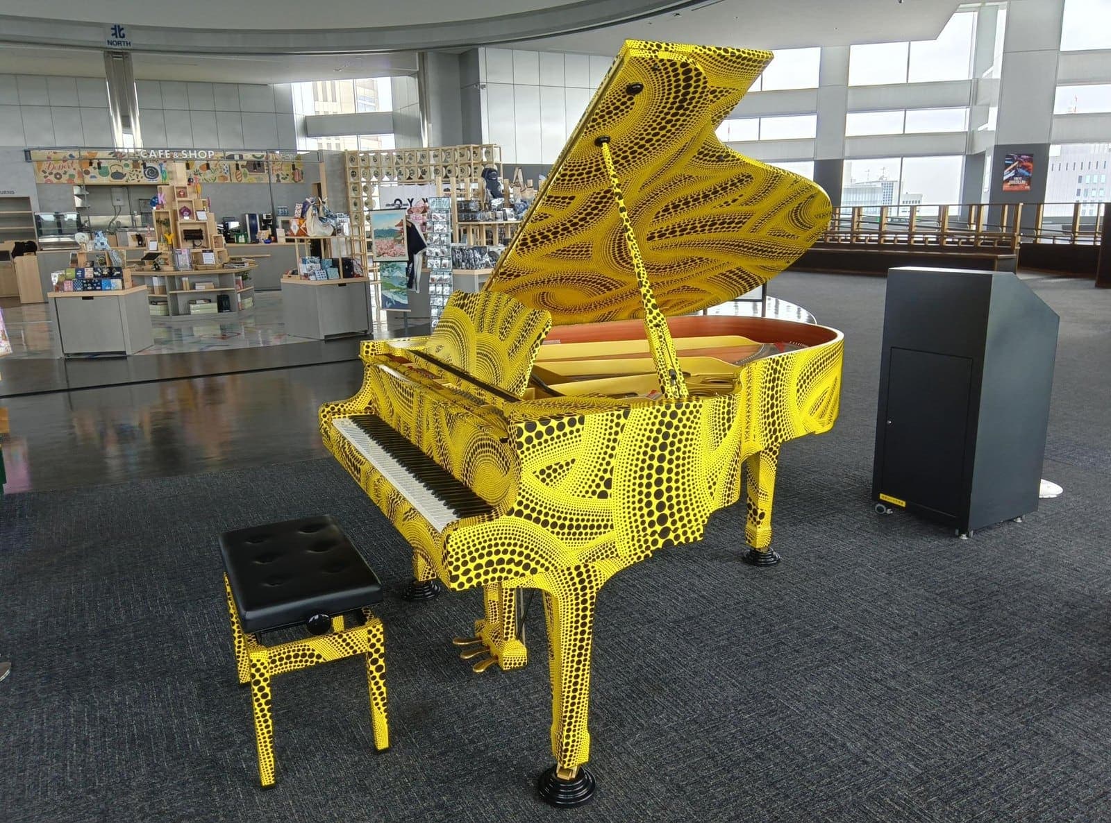 Photo of 都庁おもいでピアノ at 〒163-8001 東京都新宿区西新宿2丁目8-1. The painted 'Omoide Piano' in the free South Observatory on the 45th floor.…