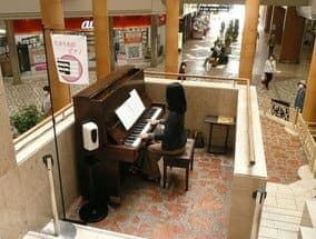Photo of ソリオ宝塚1 GFメインプラザ at 兵庫県宝塚市栄町2丁目1-1. Main plaza; anyone may play 10:00–19:00; events can suspend play.