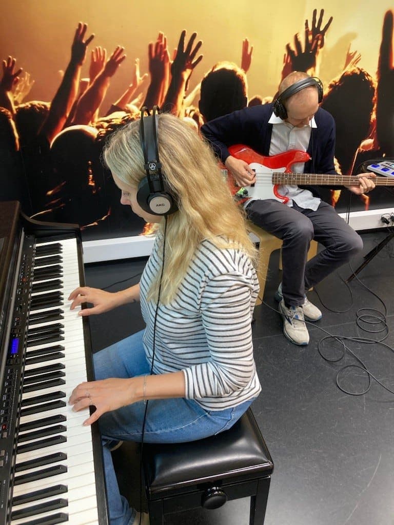 Photo of Bekkestua Library electric piano at Bærum bibliotek Bekkestua, Gamle Ringeriksvei 44, 1357 Bekkestua, Norway. An electric piano with headphones in Bærum Library’s…