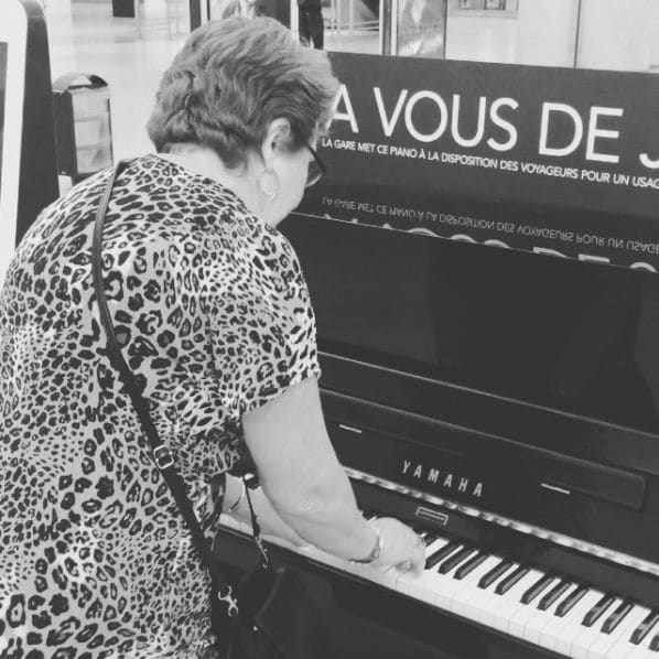 Photo of Bercy Village at Hippopotamus, Cour Saint-Émilion, Quartier de Bercy, 12th Arrondissement, Paris, Ile-de-France, Metropolitan France, 75012, France. Ma maman qui joue du…
