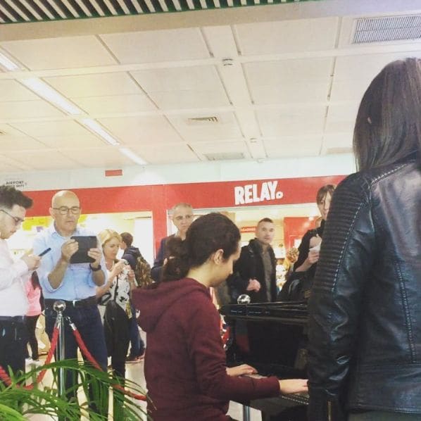 Photo of Aereoporto Roma-Fiumicino at Terminal T2, Via Leonardo da Vinci, Fiumicino, Roma Capitale, Lazio, 00054, Italy. This girl managed to draw quite a crowd while in the…