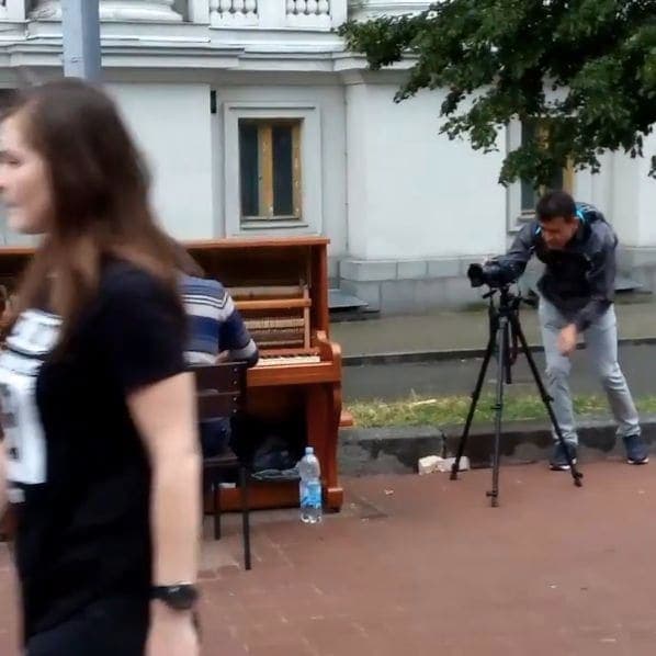 Photo of Kyiv, Ukraine at 22, Khreshchatyk Street, Центр, Shevchenkivskyi district, Kyiv, 01001, Ukraine. Birds singing to his melodies 🐦 🎹 🎶