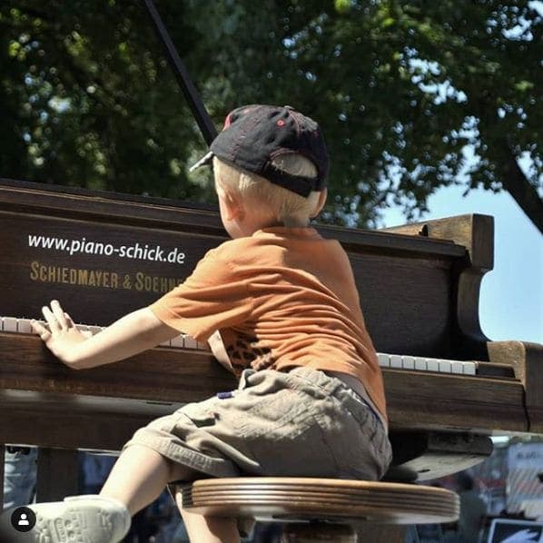 Photo of Lindau (Bodensee) at 4, Bismarckplatz, Insel, Lindau (Bodensee), Landkreis Lindau, Bavaria, 88131, Germany. Open Piano - Alle dürfen spielen. Alle dürfen zuhören. 🎹🎶