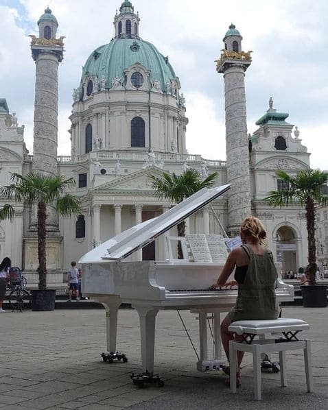 Photo of Resselpark, Karlsplatz at Kiosk Calypso, Karlsplatz, Wieden, KG Wieden, Wieden, Vienna, 1040, Austria. 🇩🇪 Gestern waren wir mit unserem weißen Flügel am Wiener…
