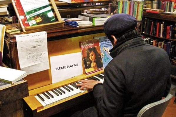 Photo of Shakespeare and Company at 37, Rue de la Bûcherie, Quartier de la Sorbonne, 5th Arrondissement, Paris, Ile-de-France, Metropolitan France, 75005, France