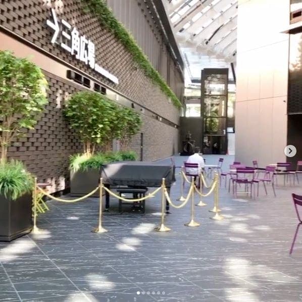 Photo of 新宿住友ビル三角広場 at Shinjuku Sumitomo Building, Tocho-dori Ave., Nishi-Shinjuku 2-chome, Shinjuku, Tokyo, 163-8001, Japan