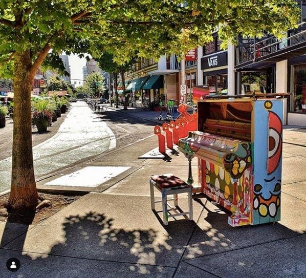 Photo of Portland, Oregon at Animals in Pools, Southwest Yamhill Street, Downtown, Portland, Multnomah County, Oregon, 97204, United States. A pretty little scene as a piano…