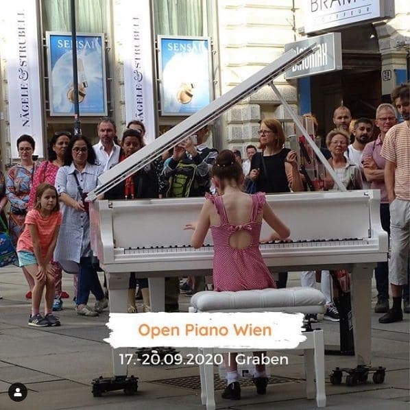Photo of Graben Wien at 28, Graben, Widmerviertel, Innere Stadt, Vienna, 1010, Austria. Mit Flügeln ist der Alltag leichter zu ertragen. Nicht verzagen - wir stehen…