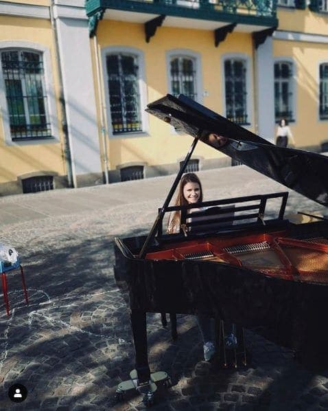 Photo of Bonn, Germany at Martins-Relief, Martinsplatz, Viktoriaviertel, Bonn-Zentrum, Stadtbezirk Bonn, Bonn, North Rhine-Westphalia, 53111, Germany. about today 🎶📷 by…