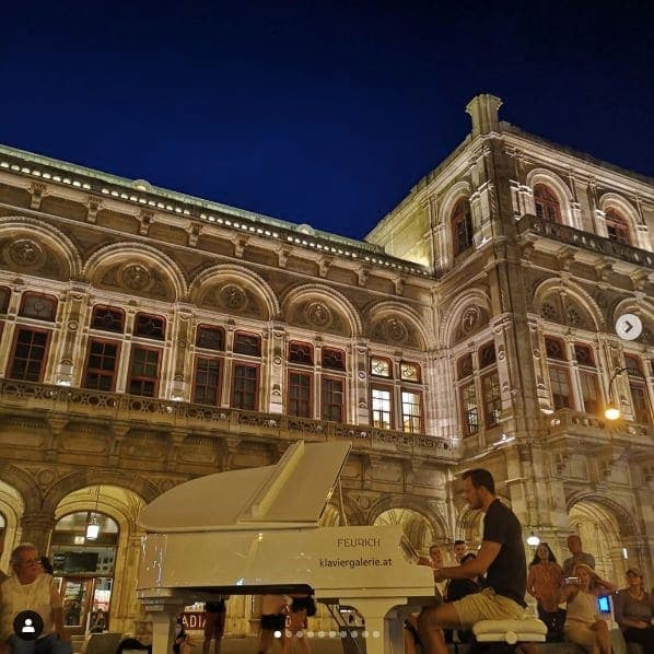 Photo of Vienna, Austria at Saint Stephen's Cathedral, 3, Stephansplatz, Stubenviertel, Innere Stadt, Vienna, 1010, Austria. Ohh Viennaa❤️ Vor der Staatsoper stehen und spielen…