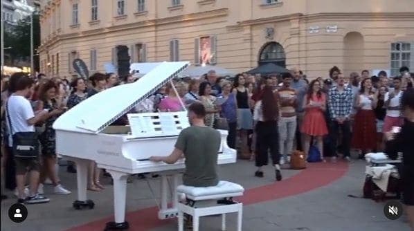 Photo of Open Piano for Refugees at 65, Nussdorfer Straße, Thurygrund, KG Alsergrund, Alsergrund, Vienna, 1090, Austria. Eine kleine zeitgemä Textabänderung von HELP - The…
