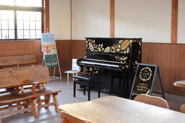 Photo of Konoha Station at Konoha, 部田見木葉線, 大字上木葉, Gyokuto, Tamana County, Kumamoto Prefecture, Japan. 熊本県玉東町のJR木葉駅待合室にあるピアノ「このは」です。\n月〜土𰛦:50�:50の間、どなたでもご自由にお弾きいただけます♪日曜日はお休…