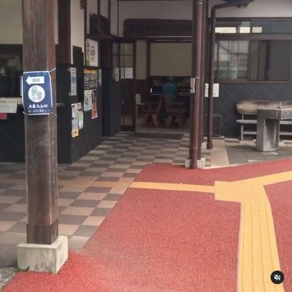 Photo of Konoha Station at Konoha, 部田見木葉線, 大字上木葉, Gyokuto, Tamana County, Kumamoto Prefecture, Japan. 熊本県玉東町のJR木葉駅待合室にあるピアノ「このは」です。\n月〜土𰛦:50�:50の間、どなたでもご自由にお弾きいただけます♪日曜日はお休…