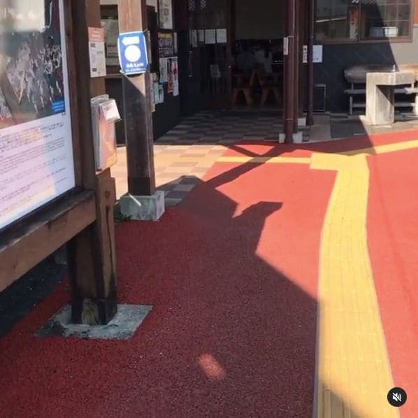 Photo of Konoha Station at Konoha, 部田見木葉線, 大字上木葉, Gyokuto, Tamana County, Kumamoto Prefecture, Japan. 卒業ソング「旅立ちの日に」の伴奏練習する娘さんを見守るお父さん☺️\n Dad watching over his daughter…