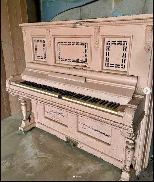 Public piano in Kansas City, Missouri, United States