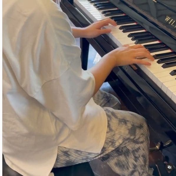 Photo of 千と千尋 at Small Kitchen Freedom, 古川佐沼線, 南方町新島前, Tome, Miyagi Prefecture, Japan. 木村弓さんの「いつも何度でも」弾きました。