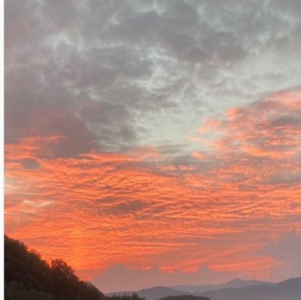 Photo of Takahashi, Okayama at Shimodanicho, Takahashi, Okayama Prefecture, 716-0045, Japan. 今日の夕焼け☀️🌥\n\n見事な赤焼けだった✨\n\n日没直後の空だから、水平線の向こうにある太陽から、昼間に比べて大気の中をすご〜く長い距離通ってくる。\…