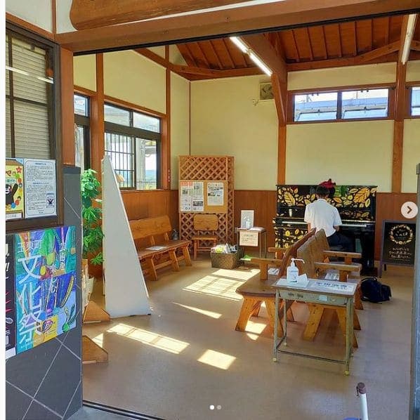 Photo of Konoha Station at Konoha, 部田見木葉線, 大字上木葉, Gyokuto, Tamana County, Kumamoto Prefecture, Japan. 熊本県玉東町JR木葉駅ピアノこのはです🍂\n\n今日は男子高校生が弾いているのを見掛けました♪\n\nWe saw a high school boy…
