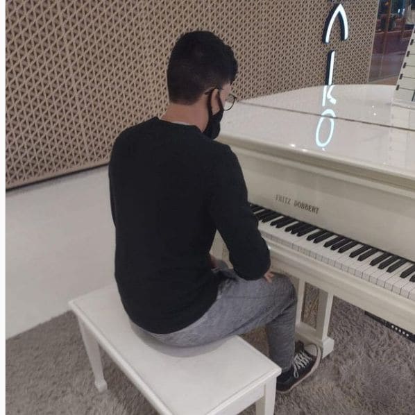 Public piano in Região Metropolitana do Rio de Janeiro, Rio de Janeiro, Brazil