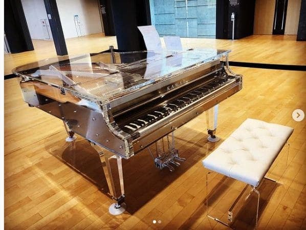Photo of Tokyo Metropolitan Government Office at Hirasa 1-chome, Satsumasendai, Kagoshima Prefecture, Japan. Crystal Piano\nクリスタルなストリートピアノ\n薩摩川内市のSSプラザせんだいにあります。\n\nクリスタルといえばYOSHI…