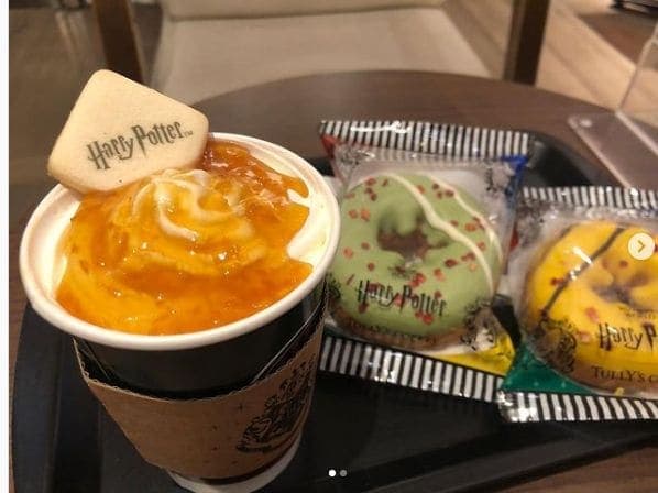 Photo of Tully's Coffee at Sukiya, 鹿児島中央停車場線, Gofuku-cho, Kagoshima, Kagoshima Prefecture, 892-8677, Japan. Harry Potter\nハリー・ポッターで一休み\nトリークルタルトラテにスリザリンとハッフルパフのリング\nTULLY’s…