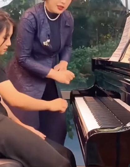Photo of United States of America at 88, Chambers Street, Tribeca, Manhattan Community Board 1, Manhattan, New York County, New York, 10007, United States. Great teacher makes…