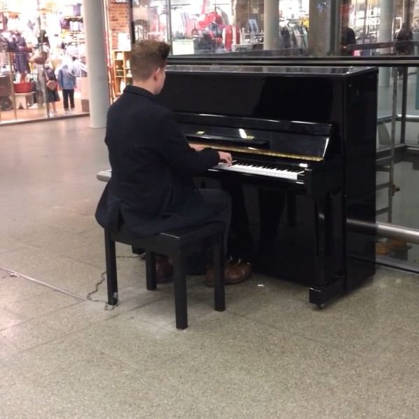 Jogando Um Piano Na Estação De Trem De St Pancras Foto de Stock Editorial -  Imagem de plano, capital: 46387918
